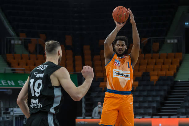 归功于他在 归功于他在